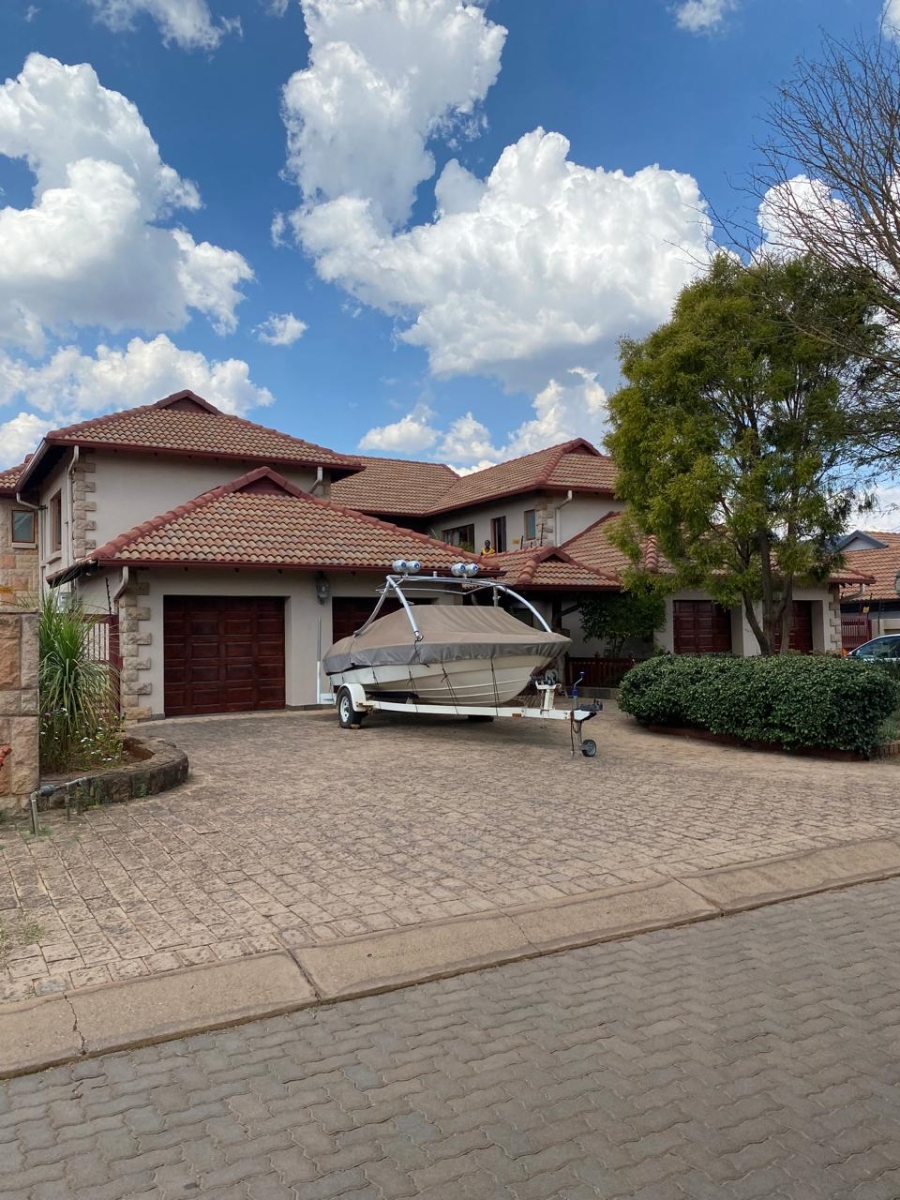 5 Bedroom Property for Sale in Birdwood Estate North West